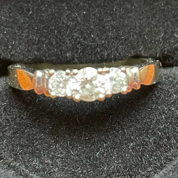 3 stone diamond ring - Picture 1 of 7